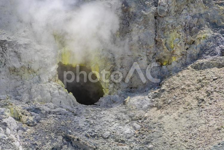 日本一の強酸性温泉　玉川温泉の噴気孔。 噴気孔,硫黄,噴湯の写真素材