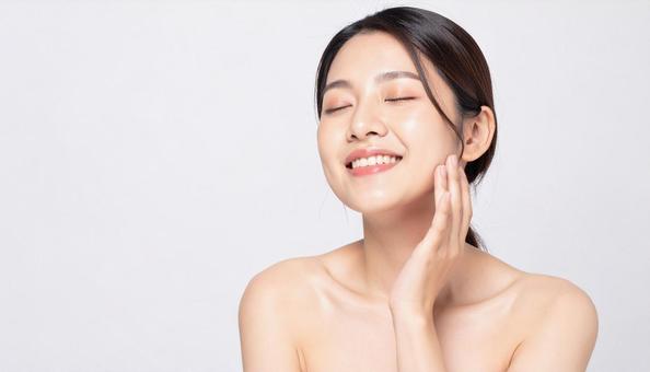 ビューティー 肌を満足げに触る女性 ビューティー 肌を満足げに触る女性の写真