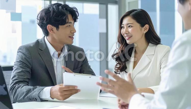 テーブルを囲んで会議するビジネスパーソン ビジネス,会議,ミーティングの写真素材