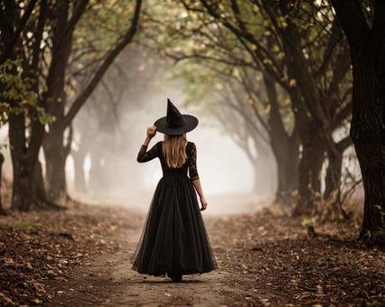 森を歩く魔女 森を歩く魔女の写真