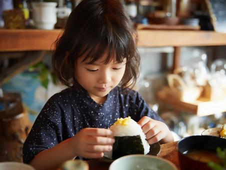 おにぎりと子供の写真