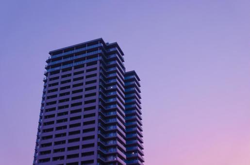 夕暮れのマンション 夕暮れのマンション タワーマンション,タワマン,高層マンションの写真素材