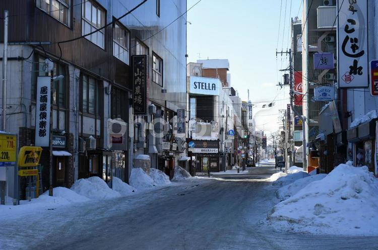 北見市　飲み屋街 冬,朝,ビルの写真素材
