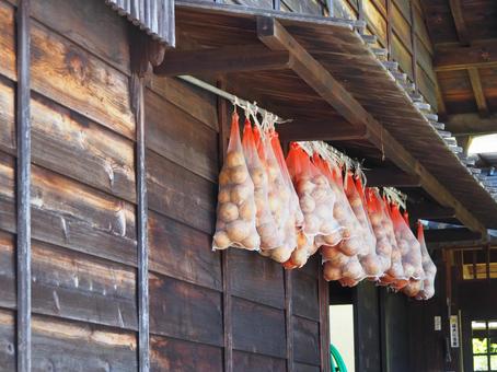 軒下で乾燥している玉ねぎ 玉ねぎ,乾燥,吊るすの写真素材