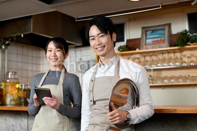 飲食店で働くアジア人の若い男女の店員 カフェ,店員,スタッフの写真素材