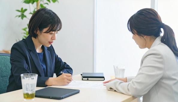 契約する女性 契約する女性の写真
