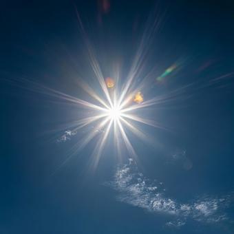 青空に輝く太陽の光 青空に輝く太陽の光の写真