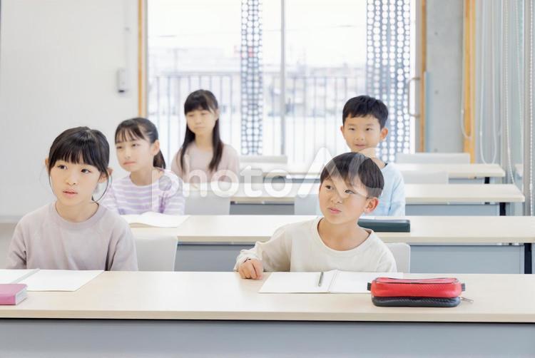 学習塾で勉強する小学生 小学生,塾,女性の写真素材