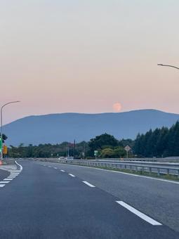 夕暮れに山の上に現れた月 夕暮れに山の上に現れた月の写真