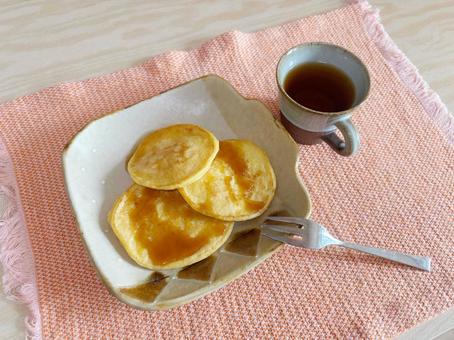 ミニパンケーキとブラックコーヒーの食卓 パンケーキ,ホットケーキ,ミニの写真素材