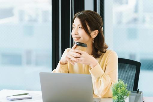 デスクワークをする女性・ビジネスウーマン デスクワークをする女性・ビジネスウーマン 女性,デスクワーク,パソコンの写真素材