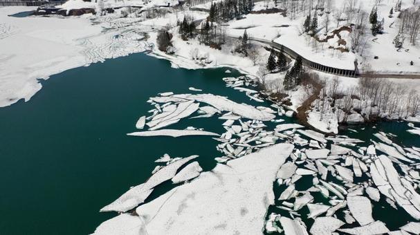 雪流れ 新潟の流氷 魚沼　破間川ダム  雪流れ,破間川ダム,魚沼の写真素材