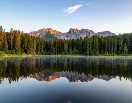 湖と山と空の写真