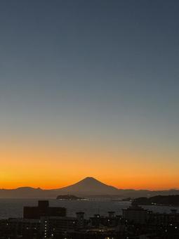 湘南から見た夕暮れ時の富士 湘南から見た夕暮れ時の富士の写真