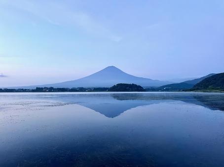 河口湖から見る夜明けの富士山 河口湖から見る夜明けの富士山 富士山,河口湖,湖の写真素材