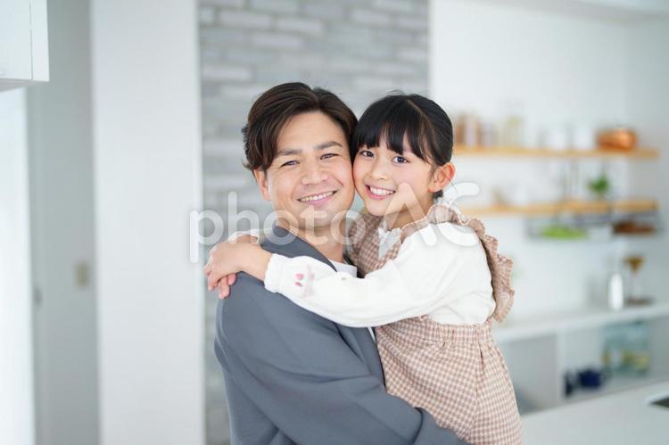 カメラ目線で抱っこした仲良し親子 親子,女の子,男性の写真素材