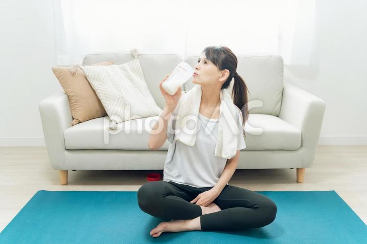プロテインを飲むミドル世代の女性 プロテイン,タンパク質,ヨガの写真素材