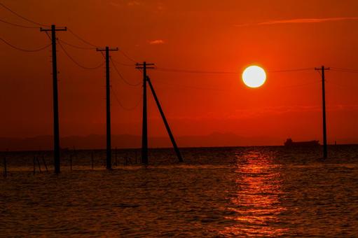 海中電柱 海中電柱,久津間海岸,夕陽の写真素材