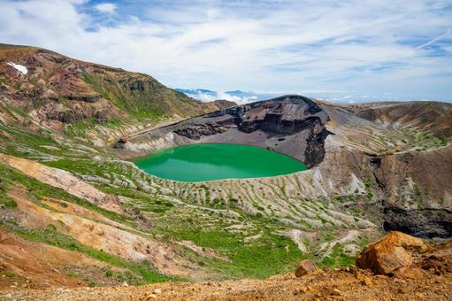 蔵王連峰から見下ろすお釜 蔵王連峰から見下ろすお釜 自然,風景,空の写真素材