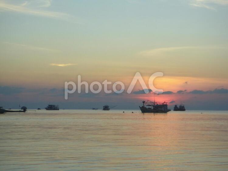 タオ島（タイ・ダイバーの聖地）のビーチ、夕暮れ時 タオ島,タオ,タイの写真素材