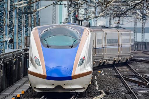 ホームを出発した上越北陸新幹線E7系 ホームを出発した上越北陸新幹線E7系 大宮駅,上越,北陸の写真素材