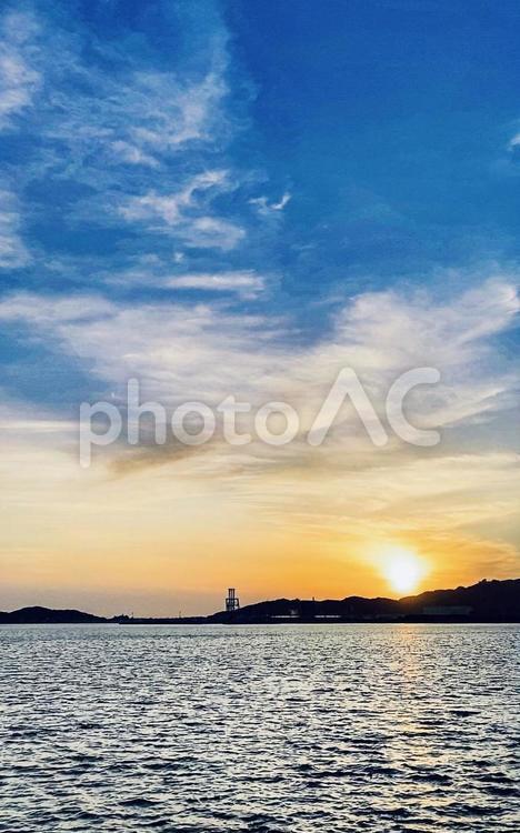 海の向こうに夕陽が沈む③ 海,空,夕陽の写真素材
