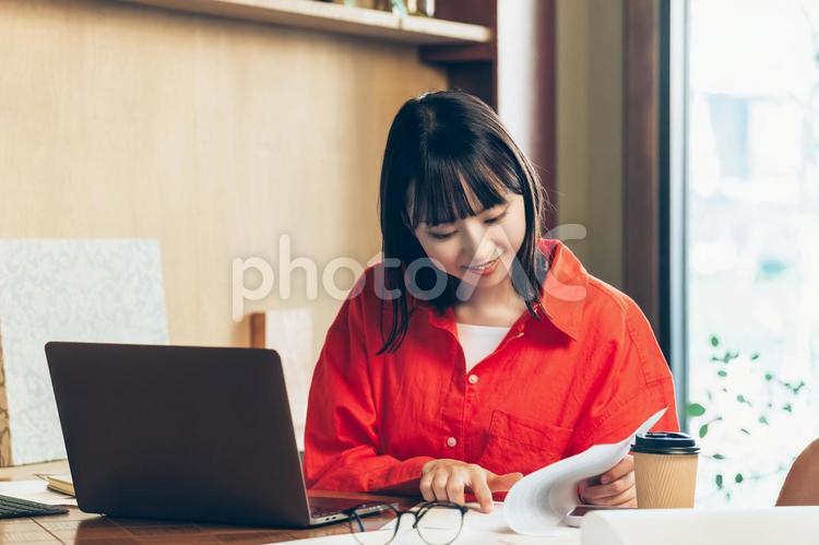 デスクワークをする笑顔のビジネスウーマン 女性,ビジネス,パソコンの写真素材