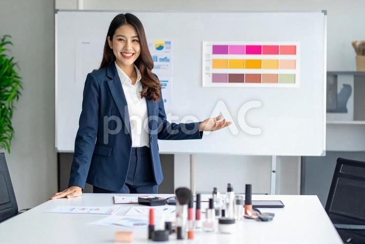化粧品の商品説明をする女性社員_01 プレゼン,女性,ホワイトボードの写真素材