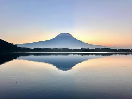 田貫湖から見る雲を被る富士山 田貫湖から見る雲を被る富士山の写真