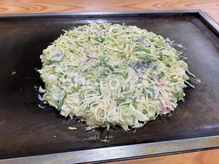 お好み焼き焼いてます 熱い食べ物,美味しい,食べ物の写真素材