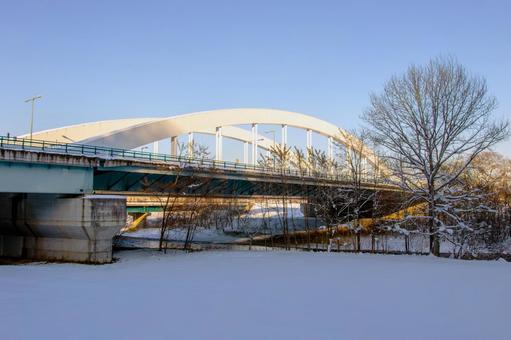 冬の景色 - 新神楽橋（北海道旭川市） 橋,新神楽橋,冬景色の写真素材