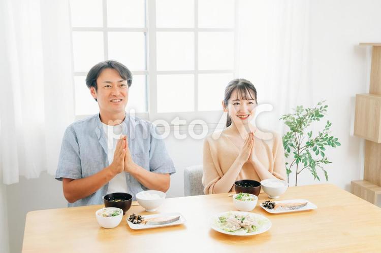 食事をする若い夫婦（いただきます） いただきます,食事,挨拶の写真素材