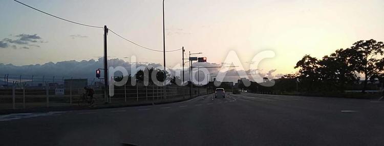 夕方の福岡県空港通り 夕方,夕暮れ,道路の写真素材