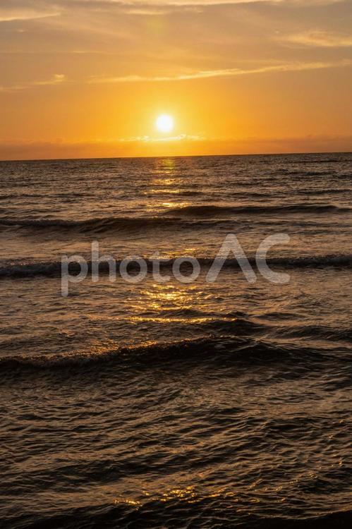 夕日と海 海,夕日,自然の写真素材