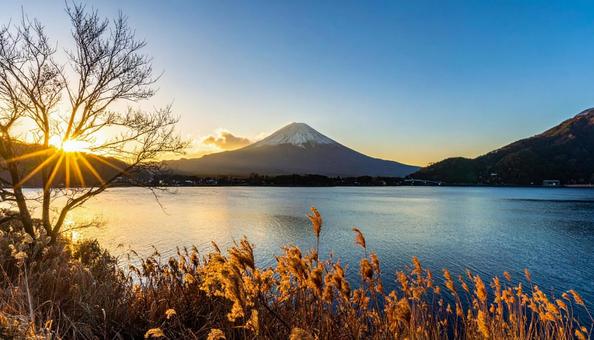 謹賀新年 山と初日の出 謹賀新年 山と初日の出の写真