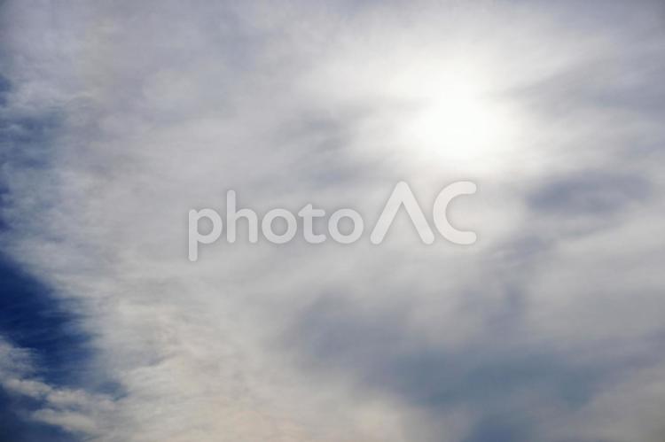 青空と白い雲と太陽の背景 空,青空,春空の写真素材