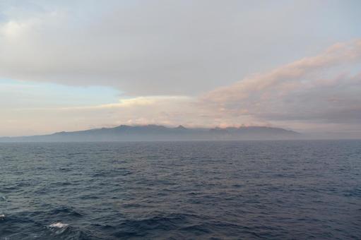 海上から臨む積丹町 海上から臨む積丹町の写真