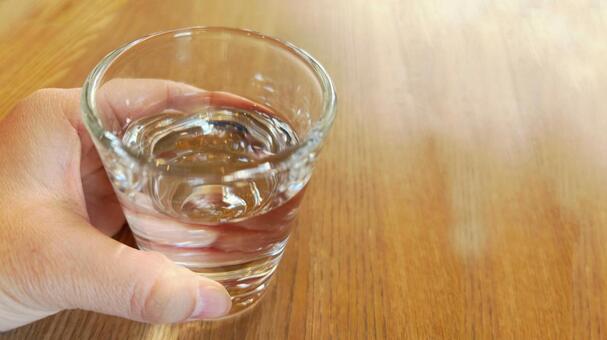 コップ一杯の水（右余白） 水,コップ,カップの写真素材