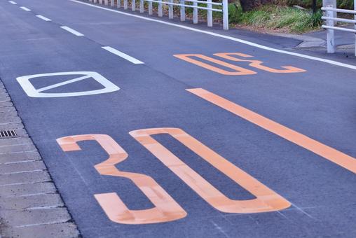 30キロ制限(路面標示) 30キロ制限(路面標示) 道路,30キロ制限,速度制限の写真素材