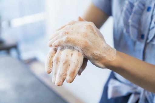 Woman washing hands, main, lavage à la main, prévention, JPG