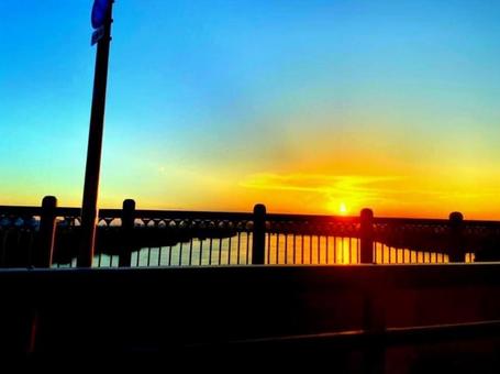 橋から見た夕陽の風景 橋から見た夕陽の風景の写真