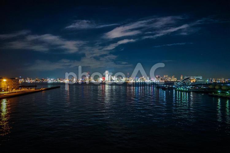横浜みなとみらいの夜景（全館ライトアップ時） 全館ライトアップ,クリスマス,ライトアップの写真素材