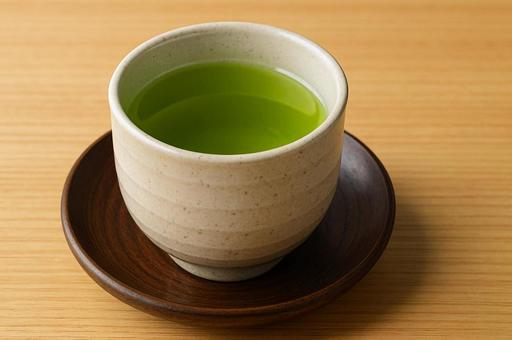 湯呑みに注がれた緑茶・日本茶・カテキン 湯呑みに注がれた緑茶・日本茶・カテキンの写真