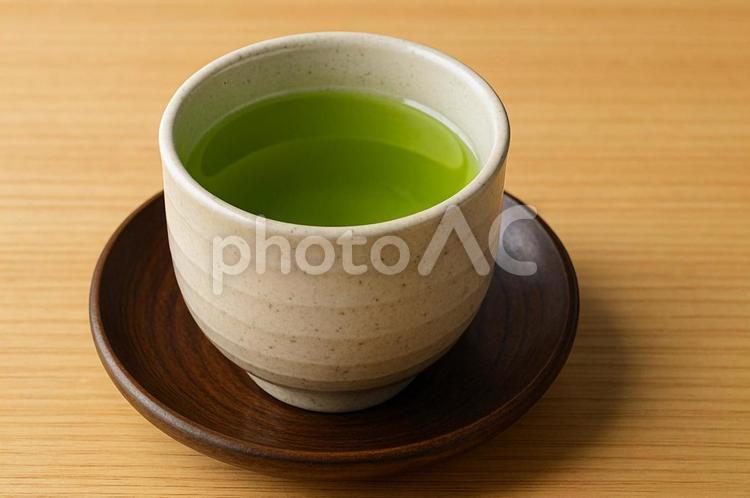 湯呑みに注がれた緑茶・日本茶・カテキン 緑茶,日本茶,湯呑みの写真素材