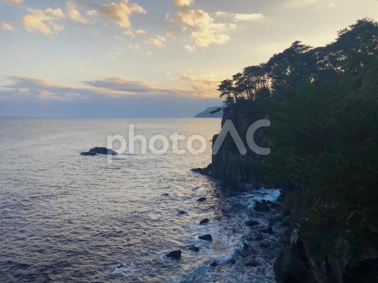 夕暮れの海 海,岩,断崖絶壁の写真素材