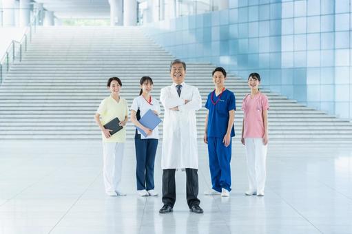 病院で働く医療スタッフ 医師,笑顔,医療スタッフの写真素材