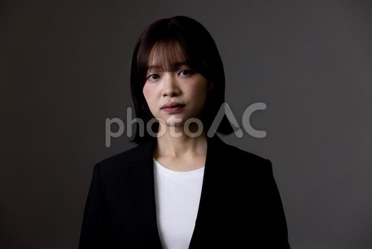 ビジネスウーマン　黒バック 女性,ビジネスウーマン,黒バックの写真素材