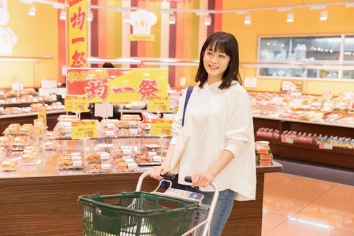 スーパーで買物をする若い女性 スーパーで買物をする若い女性 スーパー,女性,日本人の写真素材