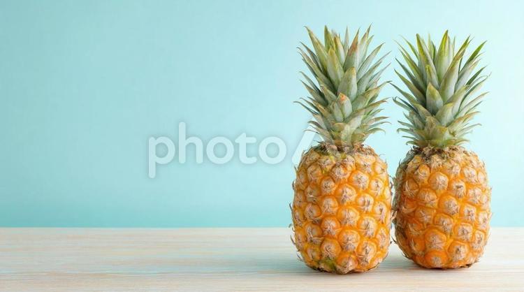 夏を感じる2つのパイナップル・夏フルーツ パイナップル,フルーツ,トロピカルの写真素材