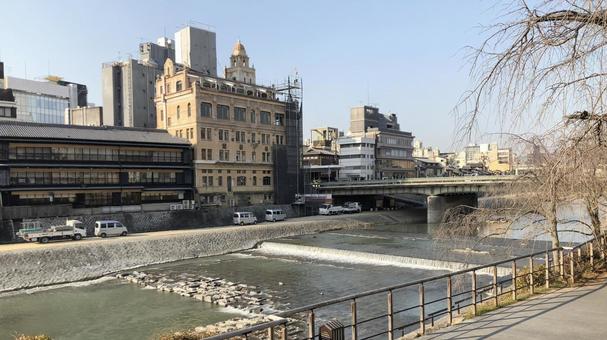 冬の京都・鴨川と四条大橋 京都,鴨川,四条大橋の写真素材